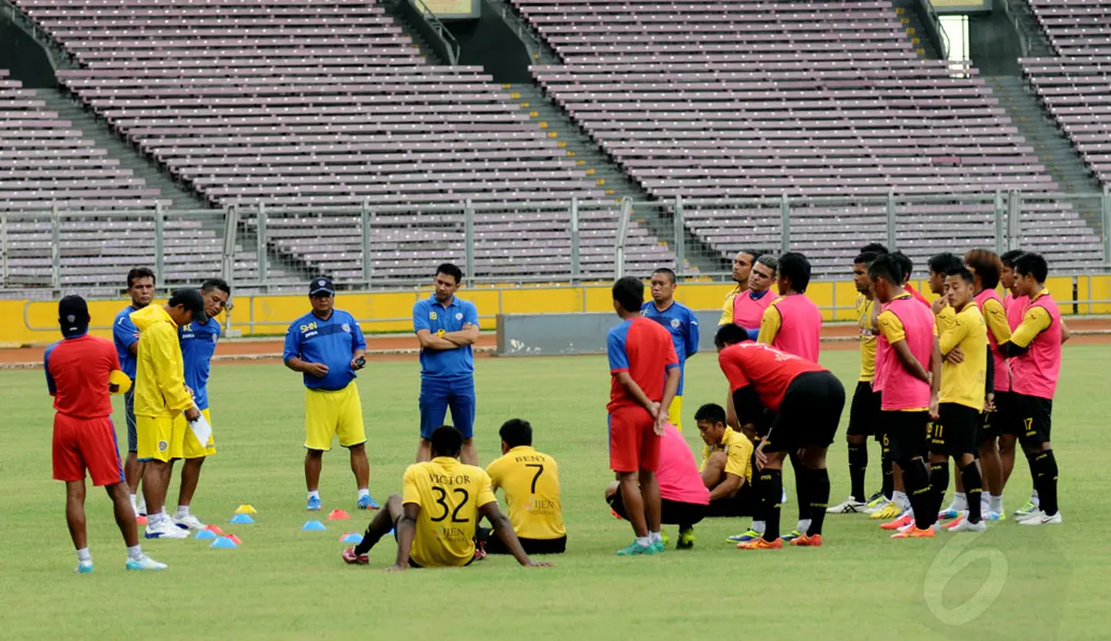 Pelatih Arema Cronus, Suharno (bertopi) memberikan instruksi jelang latihan di Stadion GBK Jakarta, (3/5/2014). (Liputan6.com/Helmi Fithriansyah)