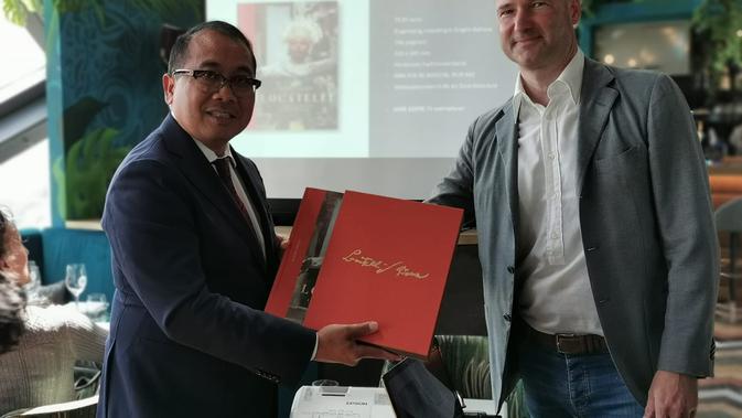Duta Besar Indonesia untuk Kerajaan Belanda, I Gusti Agung Wesaka Puja, dan seniman Belanda pembuat lukisan 