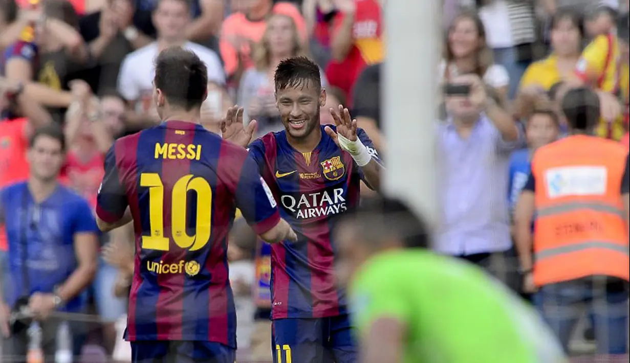 Pemain depan Barcelona, Neymar da Silva (kanan), merayakan golnya ke gawang Granada di Stadion Camp Nou, (27/9/2014). (AFP PHOTO/Josep Lago)