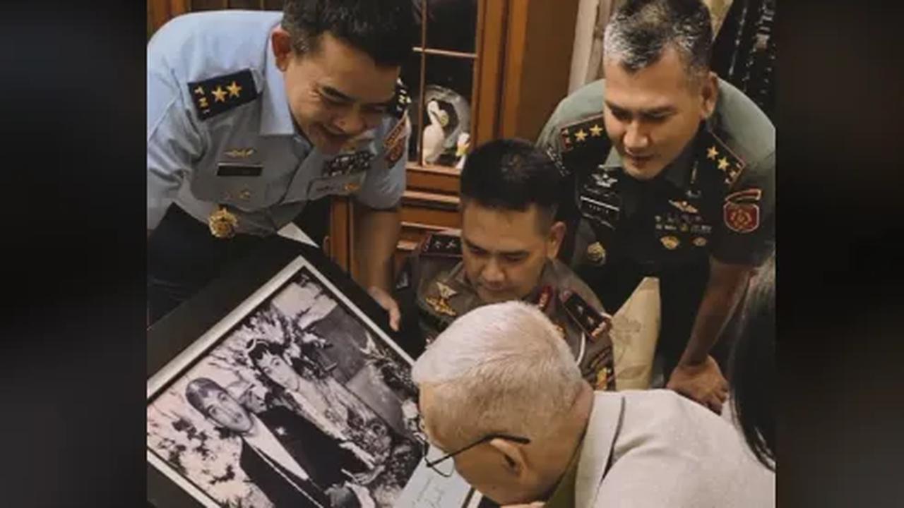 "Yang TNI AU siapa?" tulis akun @oaseregarr.