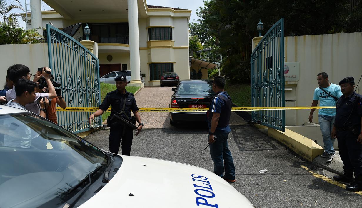 Polisi Malaysia mengepung dan menutup kantor Kedutaan Besar (Kedubes) Korea Utara di Kuala Lumpur, Selasa (7/3). Otoritas Malaysia telah menyegel Kedubes Korut menyusul pelarangan staff Korea Utara untuk meninggalkan Negeri Jiran. (MOHD RASFAN/AFP)