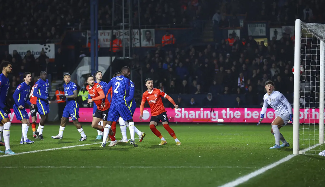 Penjaga gawang Chelsea Kepa Arrizabalaga gagal menyelamatkan bola saat pemain Luton Town Reece Burke mencetak gol pada pertandingan sepak bola putaran kelima Piala FA di Kenilworth Road, Luton, Inggris, 2 Maret 2022. Chelsea menang 3-2. (AP Photo/Ian Walton)