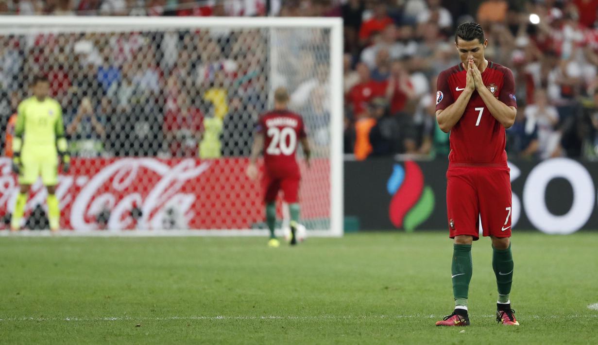 Ronaldo terlihat berdoa saat menantikan rekannya Ricardo Quaresma melakukan penalti saat melawan Polandia pada perempat final Piala Eropa 2016 di Stade Velodrome, Marseille, Jumat (30/6/2016) dini hari WIB. (REUTERS/Yves Herman)