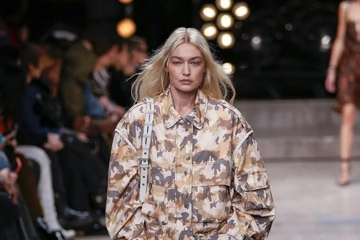 Gigi Hadid di peragaan busana Isabel Marant untuk koleksi ready-to-wear Musim Semi/ Panas 2023. (AP Photo/Francois Mori)