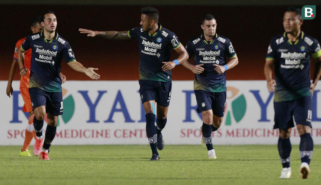 Striker Persib Bandung, Wander Luiz (tengah) melakukan selebrasi usai mencetak gol ke gawang Persiraja Banda Aceh dalam laga matchday ke-3 Grup D Piala Menpora 2021 di Stadion Maguwoharjo, Sleman, Jumat (2/4/2021) (Bola.com/M Iqbal Ichsan)