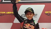 Sergio Noor perlihatkan trofi usai rebut podium di seri 3 kejuaraan karting di Singapura (Istimewa)