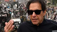 Eks PM Pakistan Imran Khan tengah konvoi di atas kontainer sebelum ditembak. (AFP)