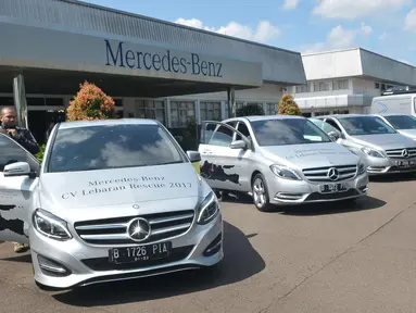 Deretan mobil Mercedes-Benz disiapkan untuk Lebaran Rescue 2017, Jakarta, Jumat (16/6). Memasuki momen mudik 2017, produsen kendaraan niaga (commercial vehicle) menggelar kembali Lebaran Rescue 2017. (Liputan6.com/Helmi Afandi)