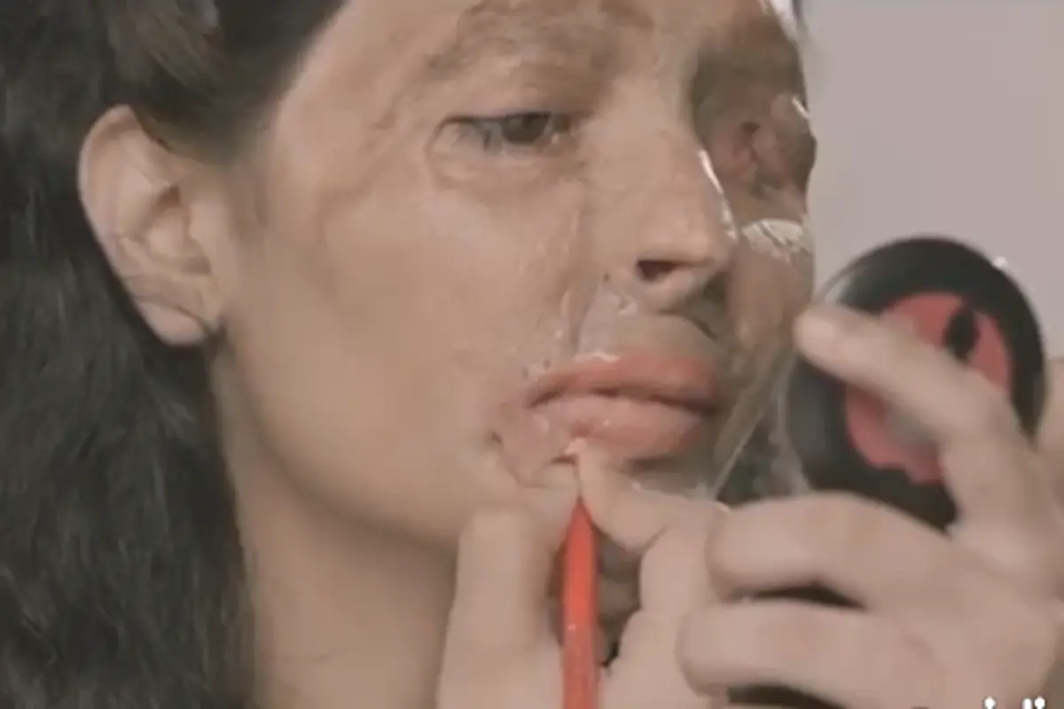 Kampanye Anti Air Keras dengan Tutorial Lipstik