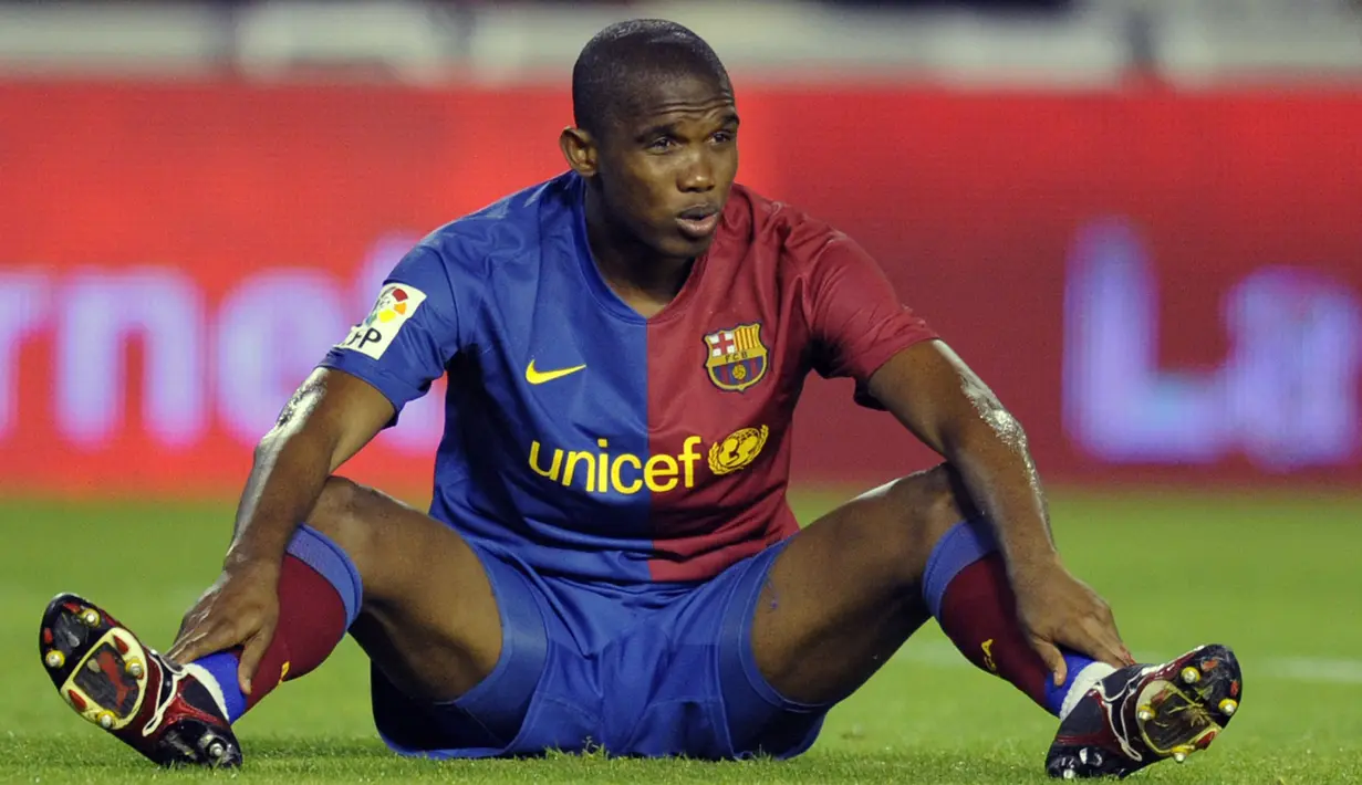 Samuel Eto’o dikenal sebagai penyerang Barcelona yang produktif. Pemain terbaik Afrika Selatan tiga kali berturut-turut itu tercatat telah mencetak 130 gol dan 40 assist dari 199 laga. Sayangnya, Eto'o dipaksa keluar dari Barca akibat hubungan kurang baik dengan Pep Guardiola. (Foto: AFP/Lluis Gene)