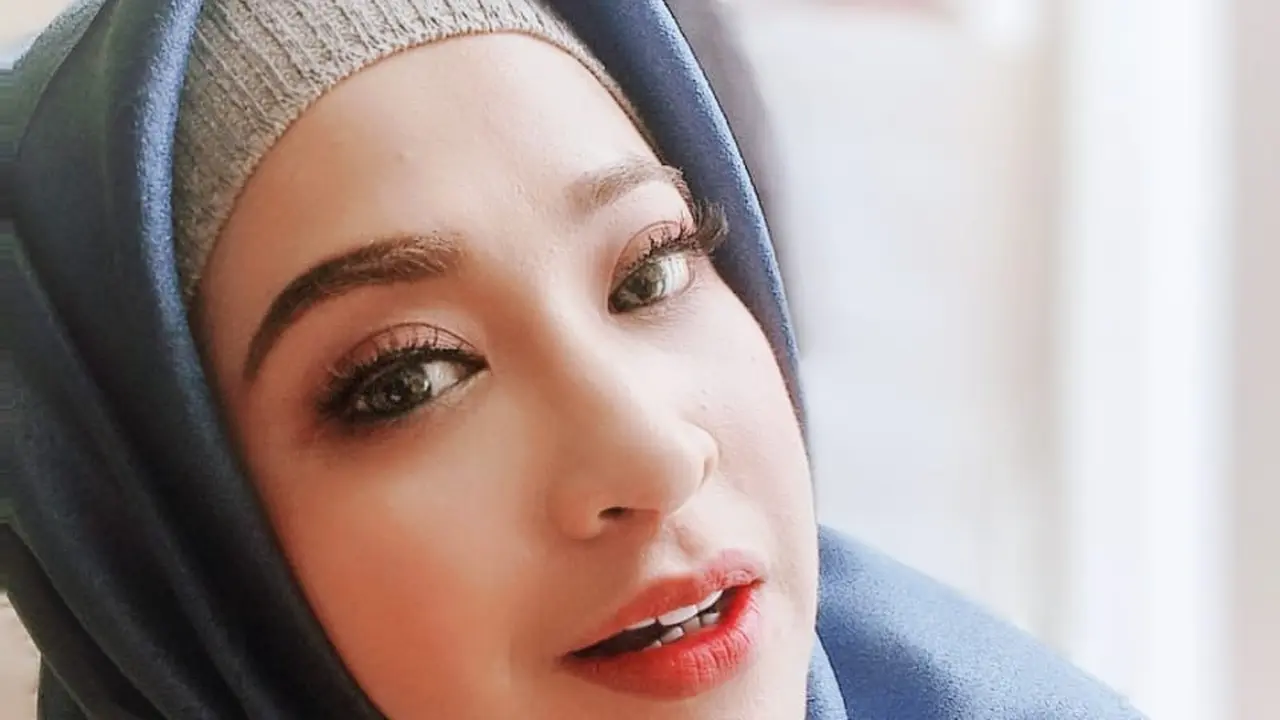 Putri Elvy Sukaesih, Neng Wirdha, mempopulerkan lagu berjudul Abang Zecky. Lagu ini laris manis diputar di radio.