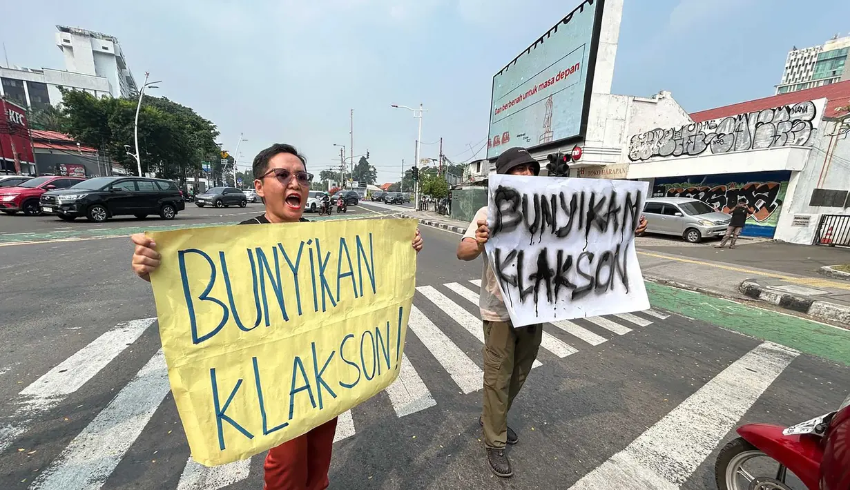 Pengunjuk rasa yang terdiri dari berbagai elemen masyarakat berunjuk rasa di sekitar kantor Badan Gizi Nasional (BGN), Jalan Kebun Sirih, Jakarta Pusat, Rabu (10/6/2026). (merdeka.com/Arie Basuki)