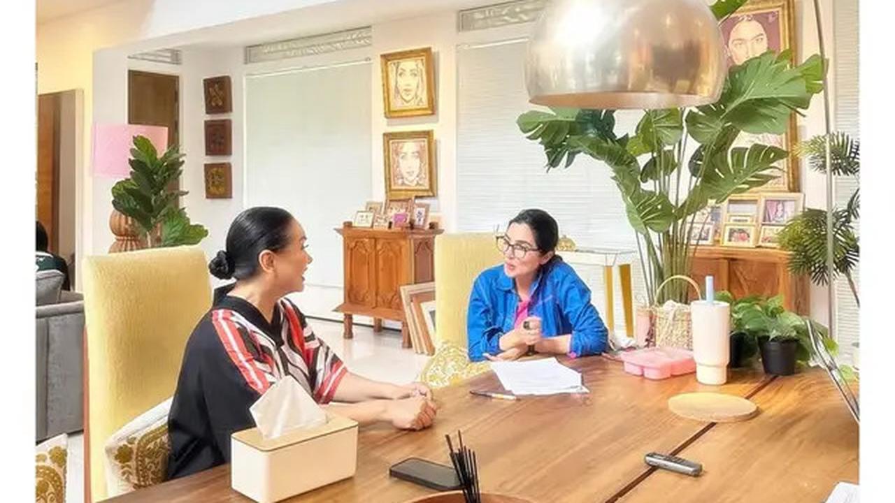 5 Potret Ruang Tengah Estetik di Rumah Titi DJ, Desain Minimalis Modern