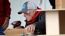 Mantan Presiden AS, Jimmy Carter menghadiri acara yang digelar Habitat for Humanity di Nashville, Tennessee, Senin (7/10/2019). Tampil di depan publik, mata kiri Carter memar dan mendapat beberapa jahitan di alis bagian atas setelah terjatuh di rumahnya pada Minggu waktu setempat. (AP/Mark Humphrey)