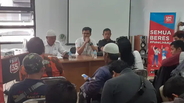 Didamping Pengruus Hiswana Migas Garut, Sales Brand Manager Pertamina Wilayah III Jawa Barat, Arthur Kemal Pamungkas,memberikan penjelasan di depan wartawan, mengenai rencana penambahan pasokan LPG dan BBM menjelang natal dan tahun baru di Priangan Timur