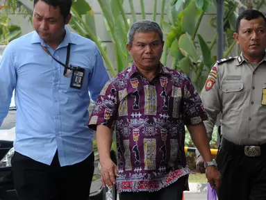 Petugas Pemeriksa Pajak Wilayah Maluku-Papua Sulimin Ratmin (batik), yang diamankan oleh KPK dalam OTT di Ambon, tiba untuk pemeriksaan di Jakarta, Kamis (4/10). KPK melakukan OTT terkait dengan pengurangan pembayaran pajak. (Merdeka.com/Dwi Narwoko)