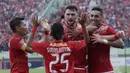 Striker Persija, Marko Simic, melakukan selebrasi usai mencetak gol ke gawang Mitra Kukar pada laga perempat final Piala Presiden di Stadion Manahan, Solo, Minggu, (4/2/2018). Persija menang 3-1 atas Mitra Kukar. (Bola.com/M Iqbal Ichsan)