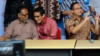 Gubernur dan Wakil Gubernur DKI Jakarta terpilih Anies Baswedan (kanan), Sandiaga Uno (tengah) mengelar konferensi Pers di Rumah Borobudur, Jakarta, Senin (15/5). (Liputan6.com/Johan Tallo)