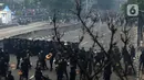 Massa terlibat bentrok dengan aparat kepolisian di kawasan Harmoni, Jakarta, Kamis (8/10/2020). Bentrokan pecah saat massa yang hendak menuju Istana Negara untuk menggelar unjuk rasa menolak UU Cipta Kerja diadang oleh aparat kepolisian. (merdeka.com/Imam Buhori)