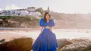 Penampilan dramatis Tiffany di pinggir pantai. Dengan setelan atasan crop top cantik bersiluet kupu-kupu, dipasangkan dengan rok megah yang flowy berwarna biru senada, Tiffany tampil luar biasa di foto ini. Foto: Instagram.