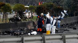 Helikopter berjenis Sikorsky S-76 berangkat dari Istanbul lalu diduga menabrak menara stasiun televisi, Turki, Jumat (10/3). Penumpang yang tewas adalah para eksekutif dari perusahaan farmasi dan produk rumahan Eczacibasi. (AP Photo)