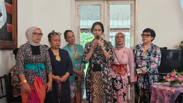 Anne Avantie Rangkai Kain Perca Batik Jadi Jubah Kanak-Kanak Yesus untuk Misi Perdamaian di Praha