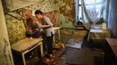 Seorang wanita memasak di dapur umum asrama untuk para pekerja pabrik tekstil Proletarka di Kota Tver, Rusia, 8 Agustus 2020. Pabrik Tver yang terkenal dibuat oleh raja kapas Morozov pada abad ke-19 kini tidak ada lagi. (Alexander NEMENOV/AFP)