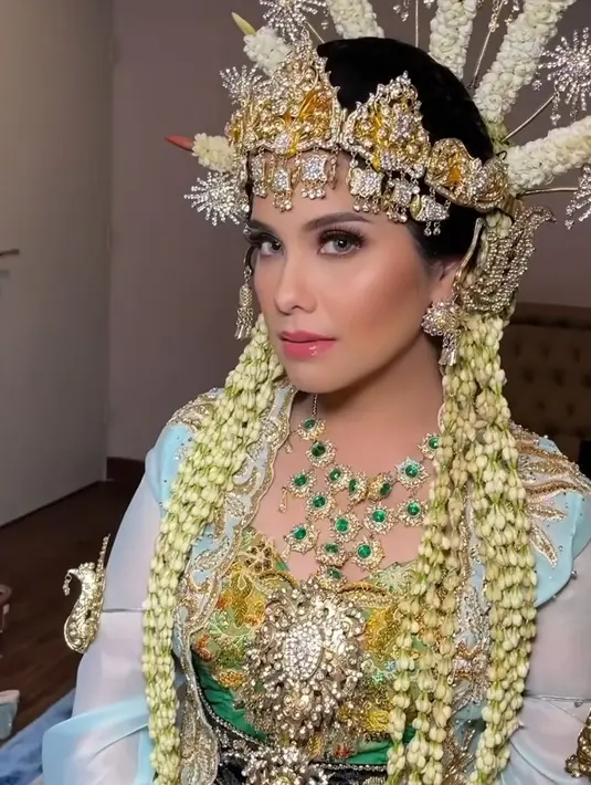 Kali ini, istri Menteri Koordinator Bidang Infrastruktur dan Pembangunan Kewilayahan Agus Harimurti Yudhoyono itu tampil anggun dalam balutan busana adat khas Mojokerto, tepatnya busana pengantin sekar kedaton atau putri raja dari @whulyan.  [@barry_irawan].