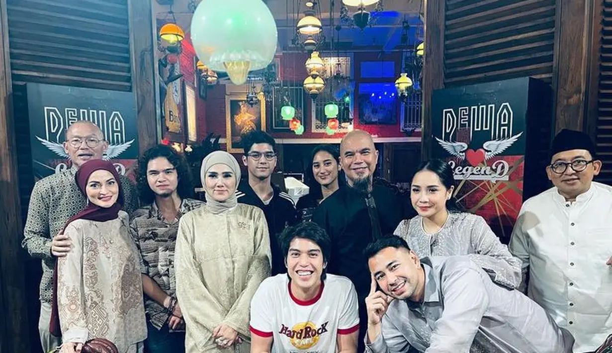 Lebaran hari ke-2, Nagita Slavina terlihat memakai model baju Lebaran masih dengan outerwear warna abu-abu. Outerwear dengan material lace, membuat tampilan dress polos menjadi lebih stand out. [Foto: @raffinagita1717]