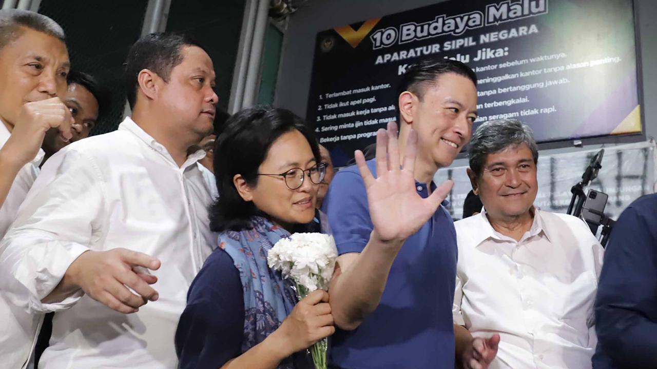 FOTO: Abolisi dari Presiden, Tom Lembong Resmi Tinggalkan Jeruji Besi