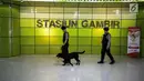 Unit K9 (unit keamanan dengan hewan berupa anjing) Polda Metro Jaya menyisir kawasan Stasiun Gambir, Jakarta, Kamis (1/6). Hal ini dilakukan sebagai upaya mencegah hal yang tidak diinginkan pasca bom Terminal Kampung Melayu. (Liputan6.com/Faizal Fanani)