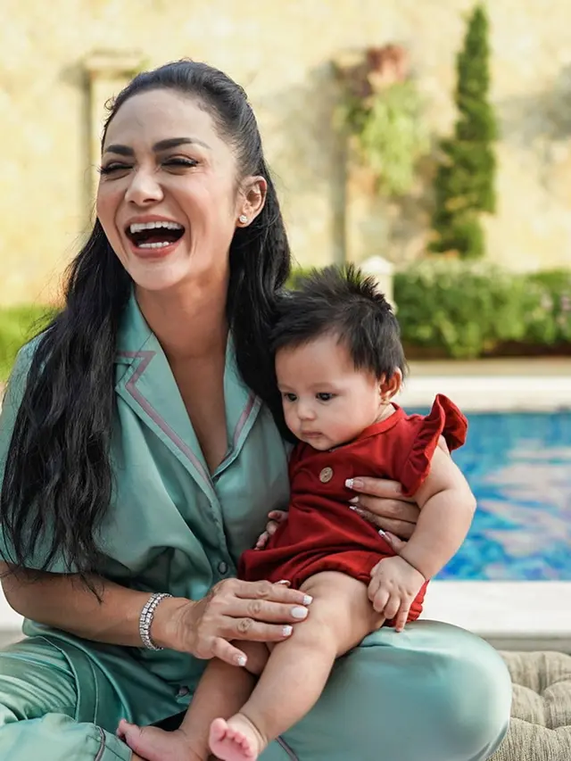Temani Berjemur, Ini 7 Momen Seru Krisdayanti saat Momong Cucu