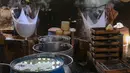 Kenaikan ini terjadi seiring gejolak geopolitik global yang memengaruhi harga komoditas impor, termasuk kedelai yang menjadi bahan baku utama industri tahu dan tempe. Tampak dalam foto, perajin menyelesaikan pembuatan tahu di Duren Tiga Jakarta Selatan, Selasa 14 April 2026, di tengah kenaikan harga kedelai yang berdampak pada biaya produksi. (merdeka.com/Arie Basuki)
