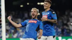 Gelandang serang Napoli, Dries Mertens melakukan selebrasi setelah mencetak gol ke gawang  Liverpool pada matchday pertama Grup E Liga Champions di Stadion San Paolo, Selasa (17/9/2019). Juara bertahan Liverpool kalah 0-2 dari tuan rumah Napoli. (AP/Gregorio Borgia)