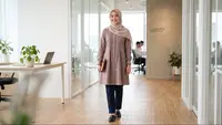 Inspirasi Tunik Hijab Friendly yang Bikin Office Look Makin Classy, Mana Favoritmu?