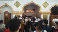Suasana duka saat jemaah Salat Jumat  di Mesjid Raya Baitul Izzah menyaksikan imam besar Dr H Puad Muzakar Siregar Lc MA dibawa ke kediamannya.  (Liputan6.com/ Yuliardi Hardjo Putra)