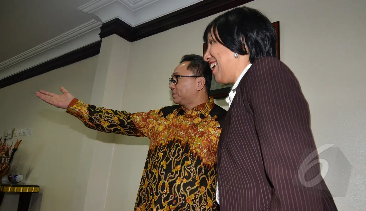 Ketua MPR Zulkili Hasan (kiri) menunjukkan sesuatu kepada Duta Besar Kuba untuk Indonesia Enna Viant Valdes di Ruang Pimpinan MPR, Jakarta, Selasa (17/3/2015). Pertemuan tersebut membahas kerja sama kedua belah negara.(Liputan6.com/Andrian M Tunay)