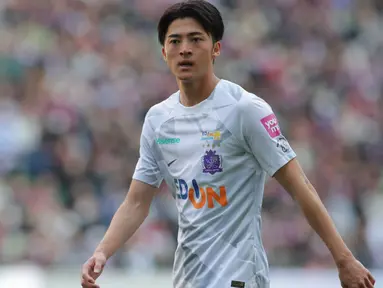 Dua setengah musim membela Sanfrecce Hiroshima di J1 League menjadi modal berharga bagi gelandang bertahan Jepang berusia 24 tahun, Takumu Kawamura untuk bertualang ke Eropa bersama RB Salzburg. Bagaimana perjalanan karier Si anak lokal Hiroshima hingga membuat RB Salzburg meminatinya? (J.LEAGUE)