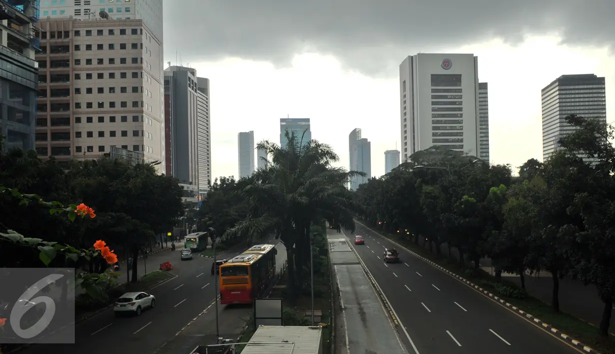 Arus lalu lintas di Jalan Sudirman-Gatot Subroto terlihat lancar, Jakarta, Kamis (22/03). Akibat aksi unjuk rasa yang dilakukan sopir taksi membuat jalan di kawasan ini menjadi lengang. (Liputan6.com/Faisal R Syam)