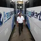 Petugas memeriksa kondisi bus gandeng yang siap dioperasikan di Pul PT Mayasari Bakti, Klender, Jakarta Timur, Selasa (26/4). PT Mayasari Bakti mendukung PT Transjakarta dalam mengelola transportasi umum di ibukota.( Liputan6.com/Immanuel Antonius)