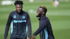 Pemain Bayer Leverkusen, Victor Boniface, tertawa saat sesi latihan jelang laga melawan AC Milan pada laga Liga Champions. (AP Photo/Martin Meissner)
