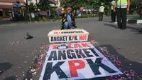 Pengiriman peti mati untuk DPR, karena warga Solo ini kecewa dengan hak angket KPK. (Liputan6.com/Fajar Abrori).