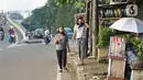 Pejalan kaki tanpa mengenakan masker melintas di Kawasan Jakarta, Selasa (19/5/2020). Sanksi PSBB yang kurang tegas menyebabkan sebagian warga masih bebas beraktivitas tanpa menggunakan masker, meskipun resiko penyebaran virus corona masih tinggi. (Liputan6.com/Immanuel Antonius)