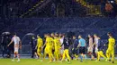 Para pemain Kroasia dan Kosovo menuju ruang saat hujan deras pada laga Grup I kualifikasi Piala Dunia 2018 di Stadion Maksimir, Zagreb, (2/9/2017).  Laga tersebut diberhentikan wasit karena stadion penuh genangan air. (AFP/ STR)
