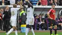 Andre Ayew dan Bafetimbi Gomis rayakan gol ke gawang MU (Reuters)