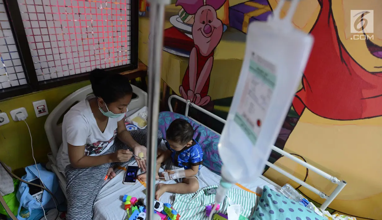 Seorang ibu menjaga anaknya yang terserang Demam Berdarah Dengue (DBD) yang dirawat di RSUD Pasar Rebo, Jakarta, Jumat (1/2). Saat ini RSUD Pasar Rebo merawat sebanyak 27 pasien demam berdarah terdiri anak anak dan dewasa. (Merdeka.com/Imam Buhori)