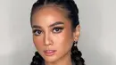 Dipulas MUA ternama Bumiauw, Acha Septriasa tampil beda dengan kulit eksostis dan makeup bold [@bumiauw]