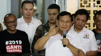 Ketum Partai Gerindra Prabowo Subianto memberi sambutan saat peresmian sekretariat bersama Partai Gerindra - PKS dan PAN di Jakarta, Jumat (27/4). Tiga partai tersebut membuat sekretariat untuk pemenangan Prabowo di Pilpres 2019. (Liputan6.com/JohanTallo)