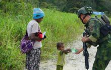 FOTO: Satgas Marinir TNI AL Gelar Patroli Humanis di Paniai Papua Tengah