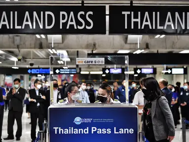 Staf terlihat di jalur masuk baru di Bandara Internasional Suvarnabhumi saat berlatih prosedur untuk pembukaan kembali Thailand, di Bangkok, Rabu (27/10/2021). Mulai 1 November, Thailand akan mulai dibuka kembali tanpa persyaratan karantina untuk yang divaksinasi penuh. (Lillian SUWANRUMPHA/AFP)